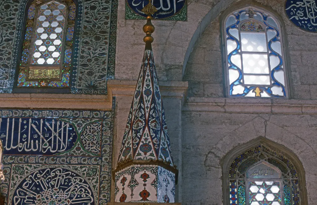 Sokullu Mehmed Paşa Camii'nde minberin külahı; konik biçimli çini kaplı külah, altındaki sivri kemerli köşk ve arkada çinili duvar.