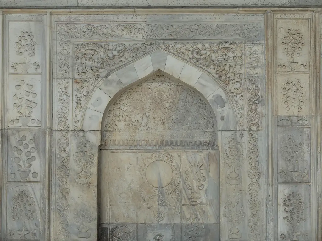Tophane Çeşmesi'nin lüle nişi yakından; sivri kemer, nişi çerçeveleyen ince bitkisel kabartmalar ve altta mermer yalak.