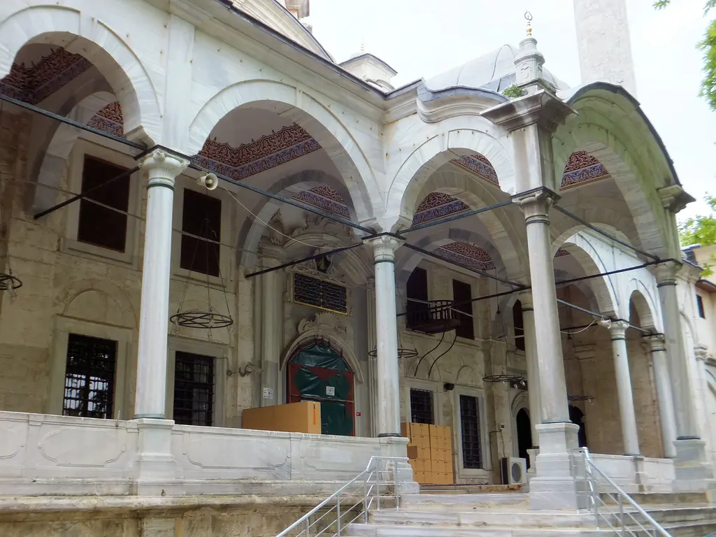 Selimiye Camii'nin son cemaat yeri; mermer sütunlara oturan beyaz kemerler, ahşap kapılar ve mermer basamaklar.