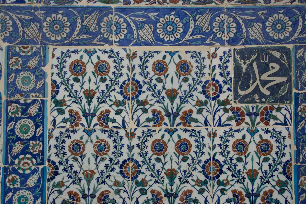 Eyüp Sultan Türbesi'nde çini ayrıntısı; mavi zemin üzerinde kırmızı ve turkuaz rumi ve çiçek motifleri.