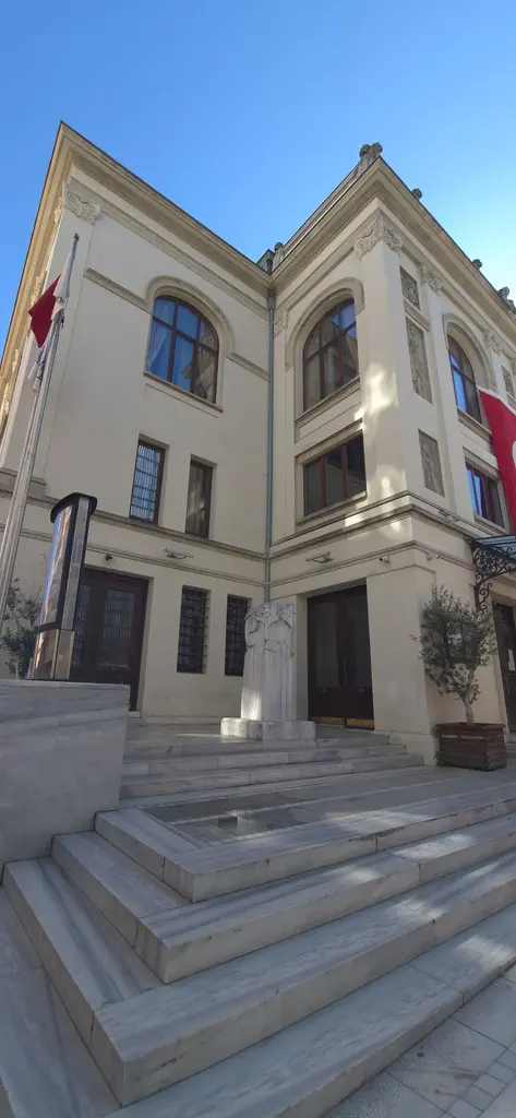 Süreyya Operası'nın girişi; geniş mermer basamaklar, krem rengi cephe, saçak ve yanındaki bina.