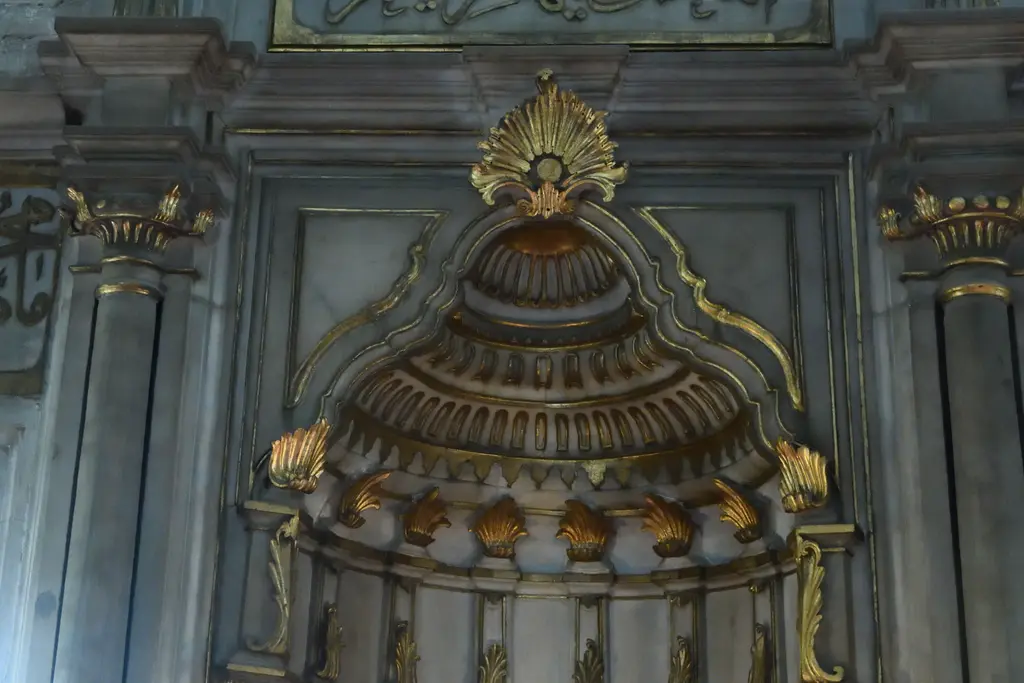 Eyüp Sultan Camii'nde mihrap; yaldızlı deniz kabuğu motifli barok taç, mukarnaslı niş ve mermer sütunçeler.