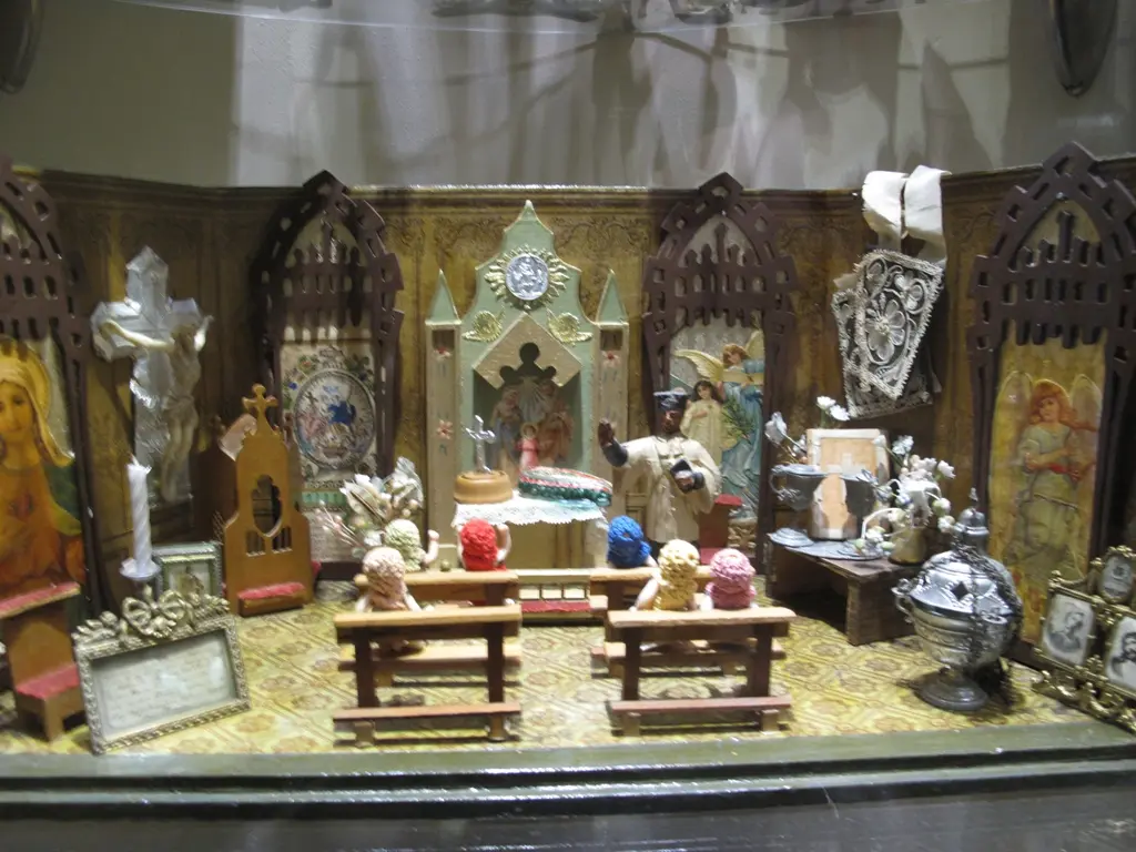 İstanbul Oyuncak Müzesi'nde oyuncak kilise; Gotik oymalı ahşap paneller, haç, minik sıralar, kutsal resimler ve rahip figürü.