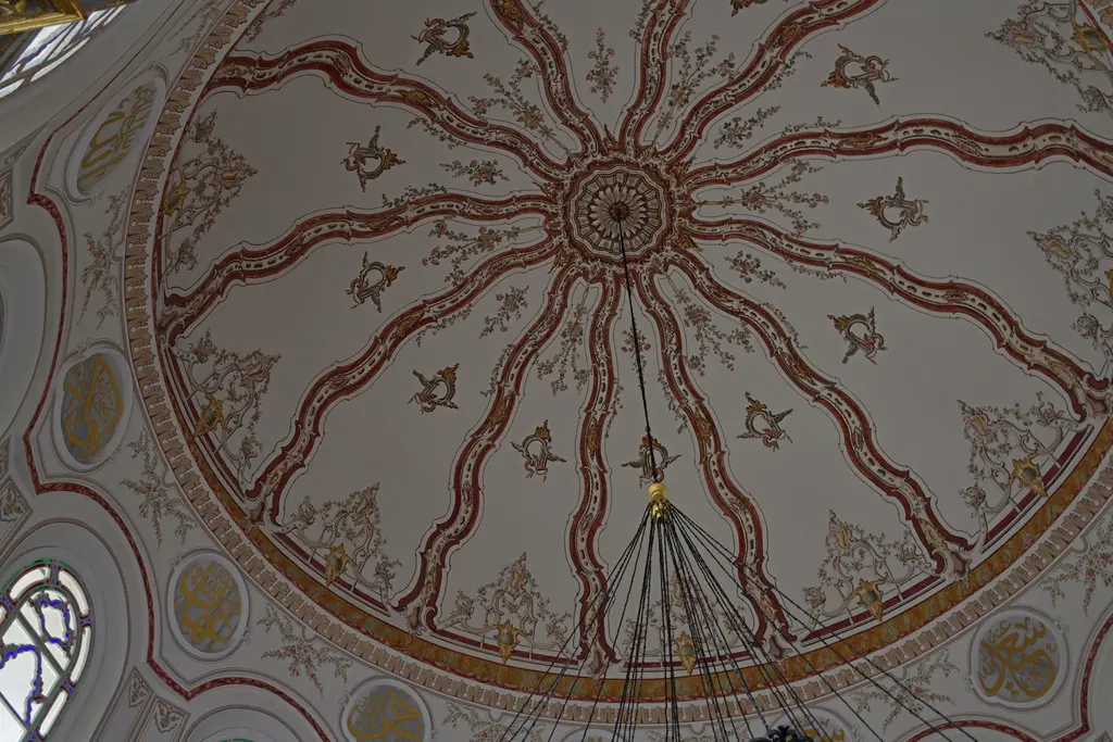 Mihrişah Valide Sultan Türbesi'nin kubbesi; aşağıdan bakışla ortadaki madalyondan on iki kola ayrılan kırmızı ve sarı şeritler ve çiçek buketleri.