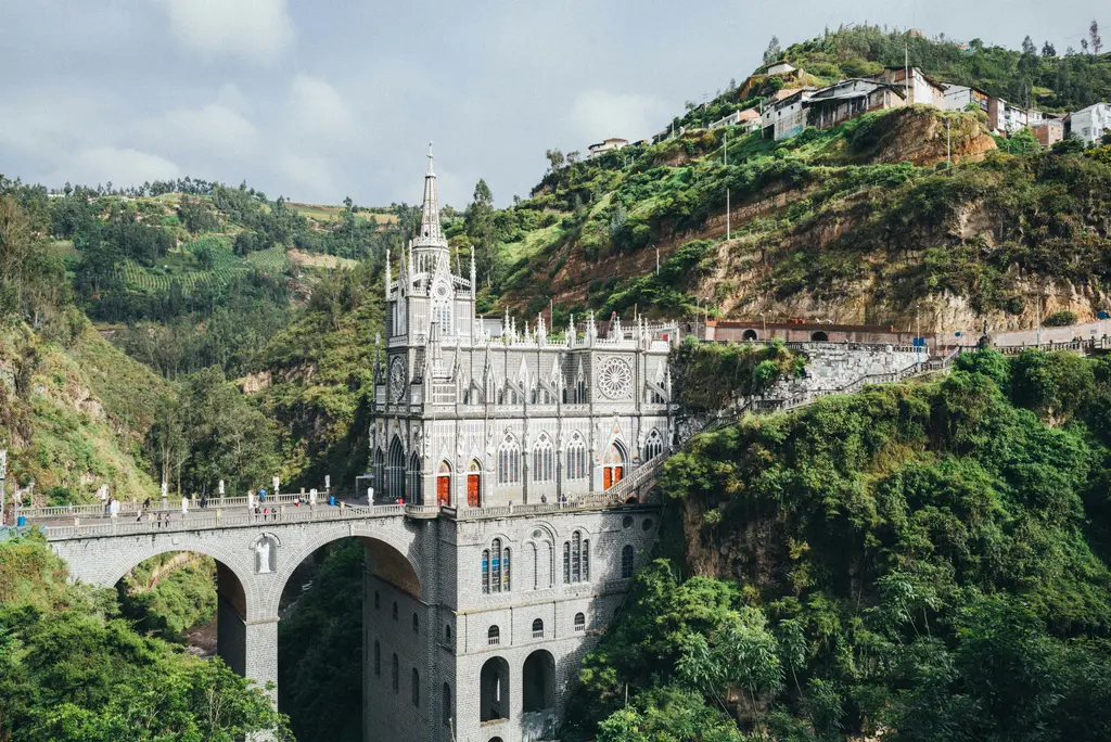 Ipiales'te Las Lajas Bazilikası; kanyonun iki yamacı arasına köprüyle kurulmuş neogotik taş kilise ve altındaki dere.