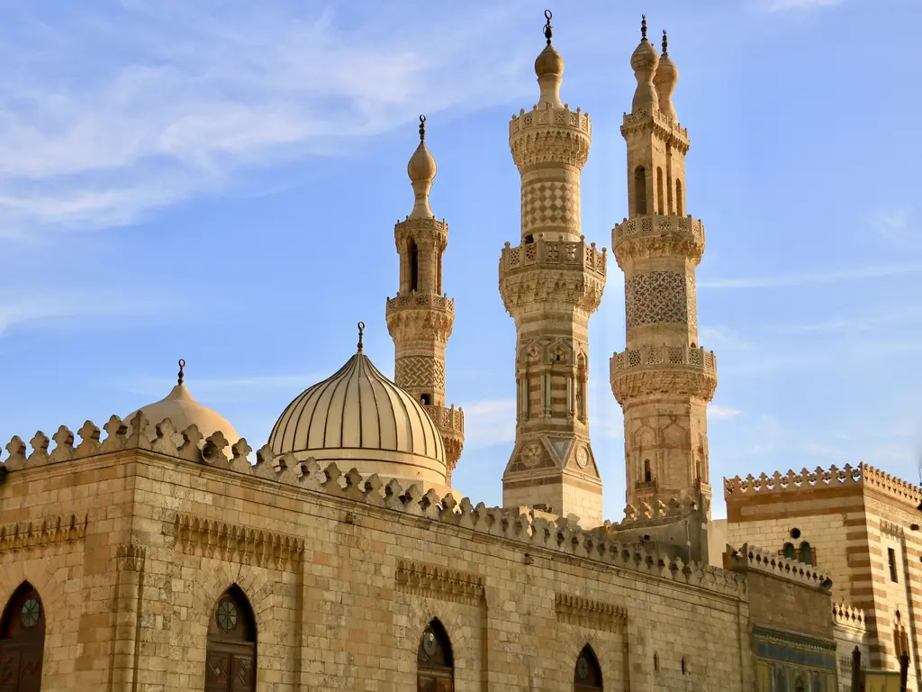Kahire'de Selahaddin Kalesi'ndeki Muhammed Ali Camii; kurşun kubbeleri ve iki ince minaresiyle tepeden şehre bakışı.