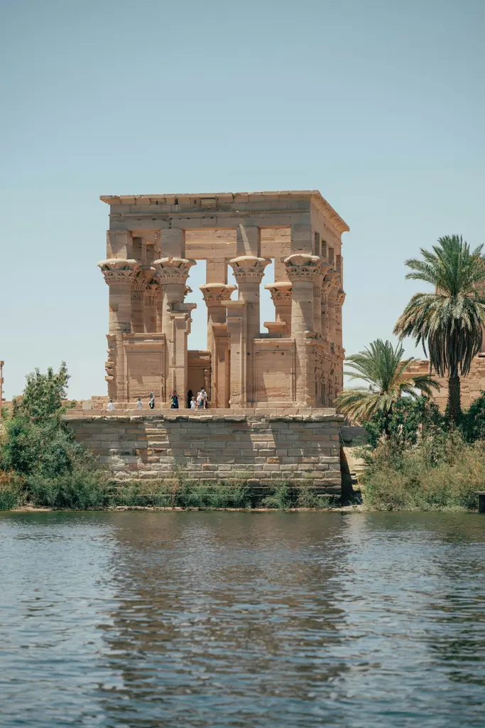 Assuan'da Philae Tapınağı; Nil'deki adacığa kurulmuş sütunlu tapınak ve çevresindeki su.
