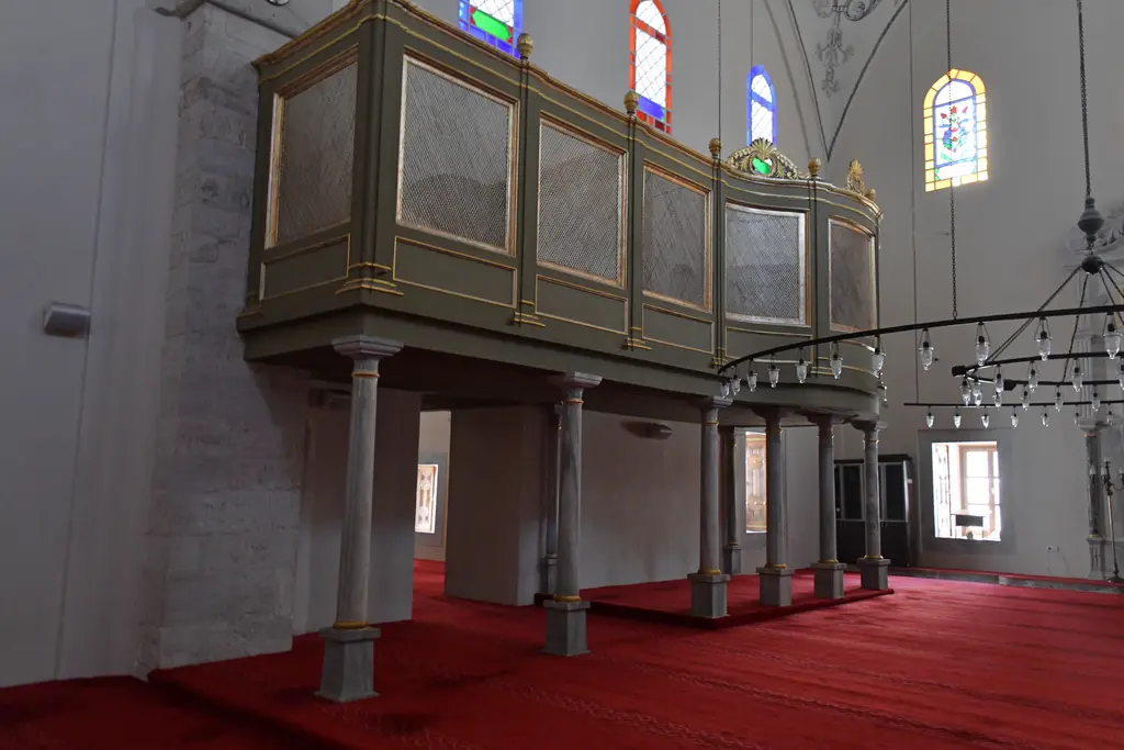 Mahmut Paşa Camii'nin hünkâr mahfili; ince sütunlara oturan kafesli ahşap loca, yaldızlı süslemeler, kırmızı halı ve halka avizeler.