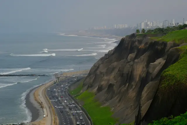 Lima'da Miraflores; okyanusa bakan dik yalıyarlar, altlarından geçen sahil yolu ve dalgalı Pasifik.