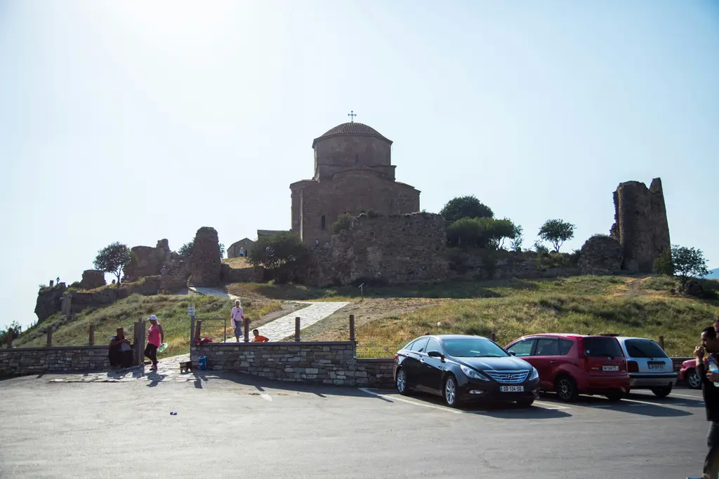 Mtskheta yakınında tepenin üzerindeki Jvari Manastırı'nın sade taş kilisesi; aşağıda iki nehrin birleştiği geniş vadi.
