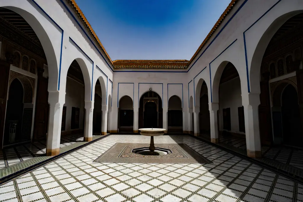 Marakeş'te Bahia Sarayı; çini bezemeli avlu, oymalı ahşap tavan ve kemerli galeriler.
