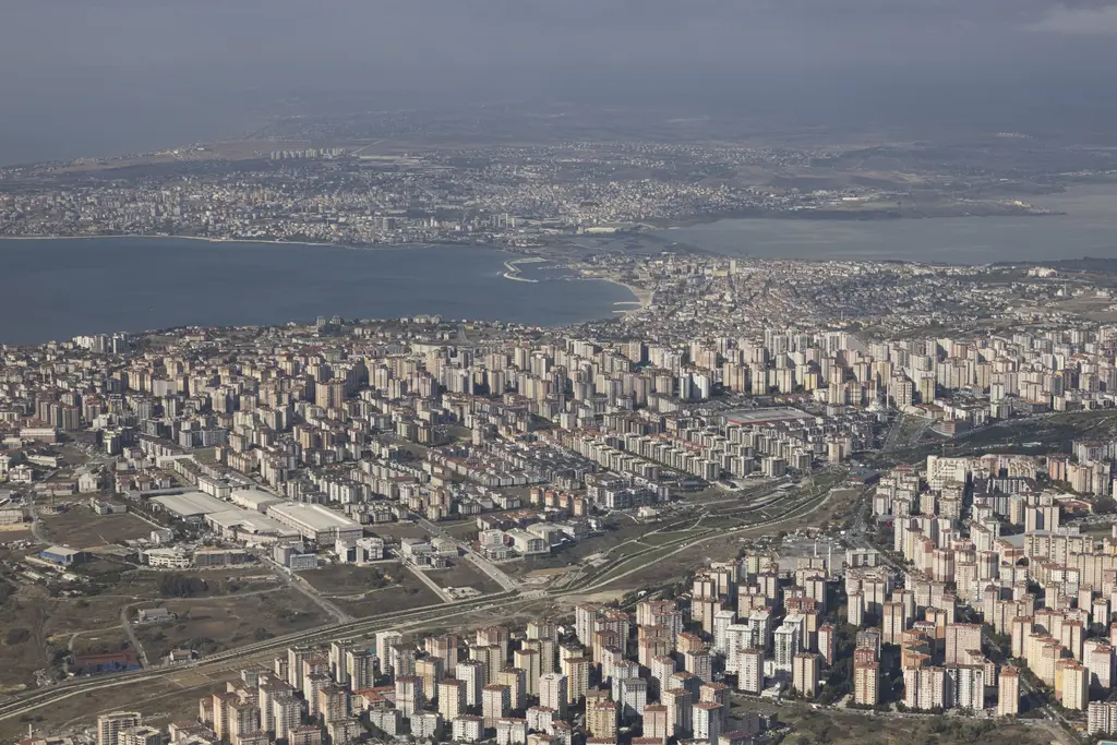 Havadan Büyükçekmece ve çevresi; yoğun apartman blokları, yollar, uzakta göl ve sisli ufuk.