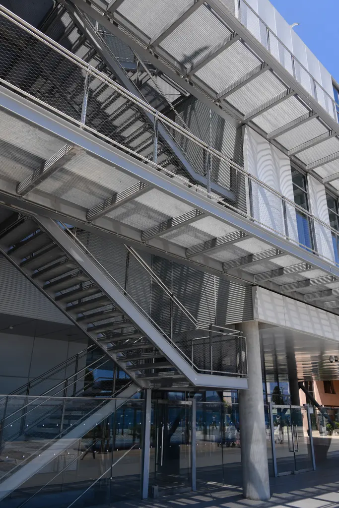 İstanbul Modern'in çelik dış merdiveni aşağıdan; ızgara basamaklar, korkuluklar ve üstte ileri uzanan kat.