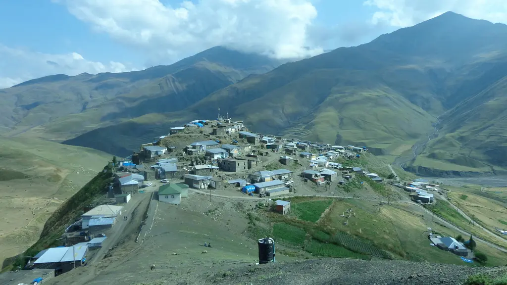 Xınalıq köyü; sırt boyunca birbirinin damına basarak yükselen taş evler, çevresinde çıplak dağ yamaçları ve derin vadi.