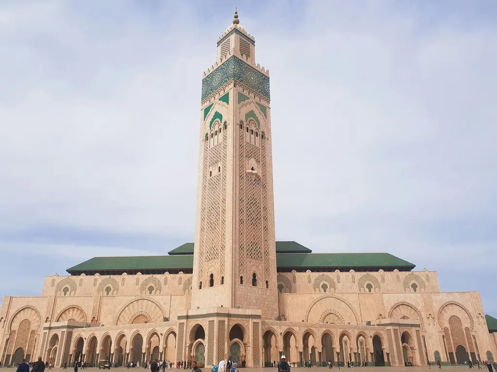 Kazablanka'da Hasan II Camii; denizin kıyısına kurulmuş devasa cami ve dünyanın en yüksek minarelerinden biri.