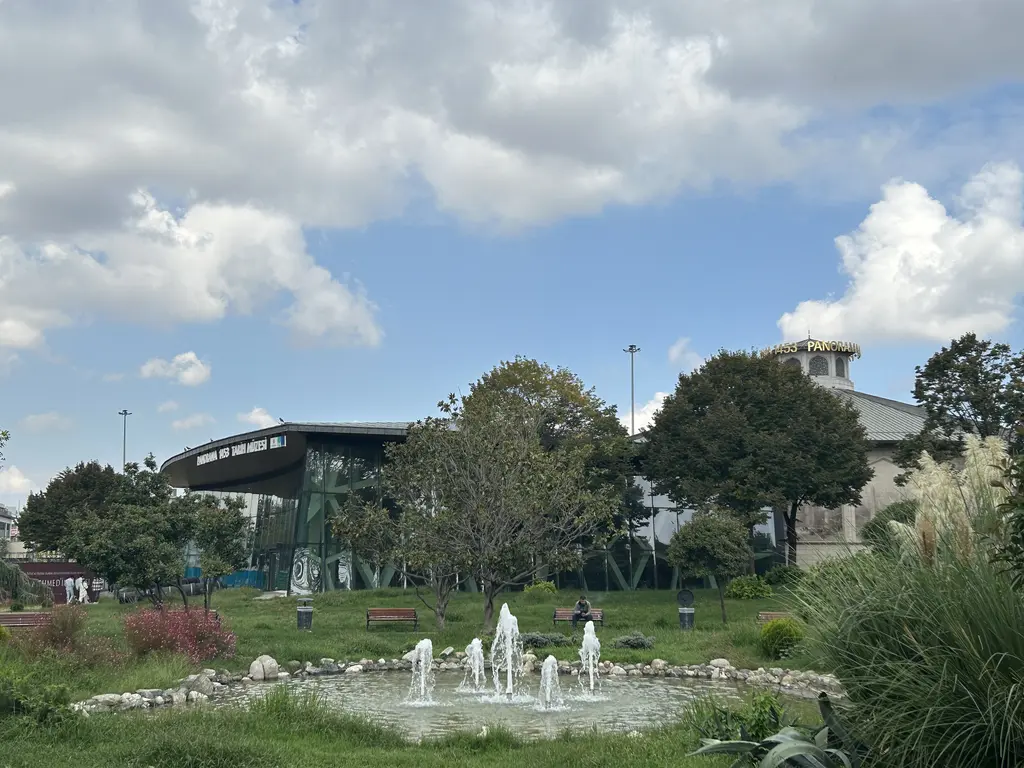 Topkapı Kültür Parkı; önde fıskiyeli havuz, arkada müzenin çatısı, çevrede budanmış çalılar, çim ve bulutlu gökyüzü.
