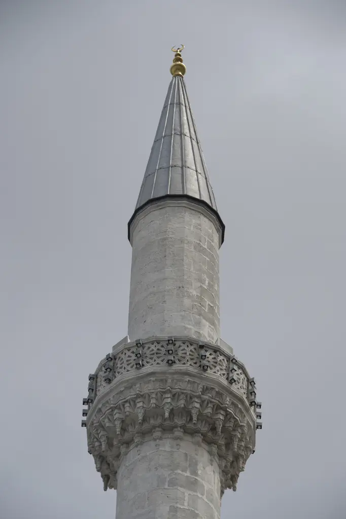 Mihrimah Sultan Camii'nin minaresi aşağıdan; ince gövde, tek şerefe, şerefe altındaki mukarnas çıkmalar ve kurşun külah.