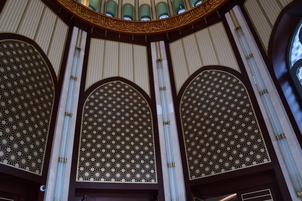 Taksim Camii'nde giriş bölümünün tavanı; sivri kemerli panellerde yıldız desenli şebekeler ve aralarında ince mermer pilastırlar.