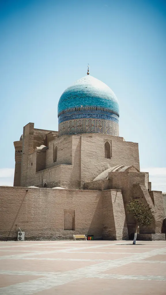 Semerkant'ta Bibi-Hanım Camii'nin devasa giriş portali ve mavi çinili kubbesi; önünde açık avlu.