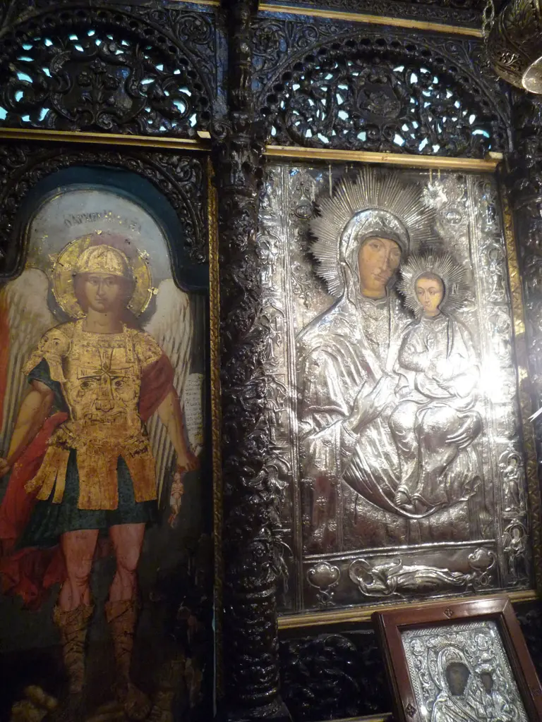 Kanlı Kilise'nin ikonostasisinde başmelek ikonası ile gümüş kaplamalı Meryem ve Çocuk İsa ikonası, altta küçük gümüş kaplı ikona.