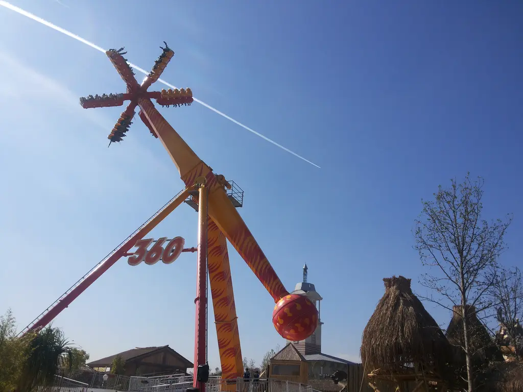 Vialand'de turuncu yıldız biçimli kollara sahip yüksek bir sarkaç ünitesi; kolunda "360" yazısı, yanında kırmızı top ve arkada ağaçlar.