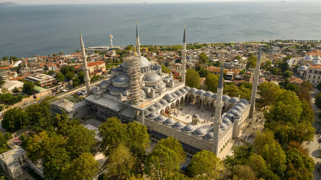 Sultanahmet'te havadan Sultanahmet Camii; ortadaki büyük kubbe ile kademeli yarım kubbeler, köşelerdeki altı minare ve arkada Marmara Denizi.