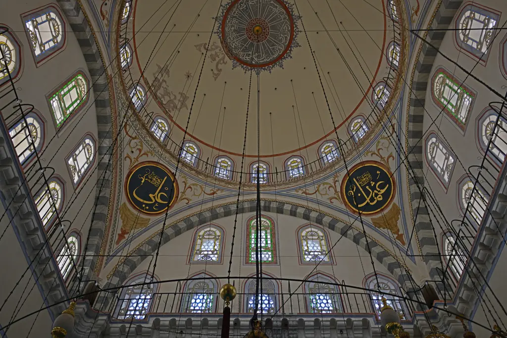 Ayazma Camii'nin kubbesi; ortada süslü göbek, çevresinde pencere sırası, hat madalyonları ve kemerler.