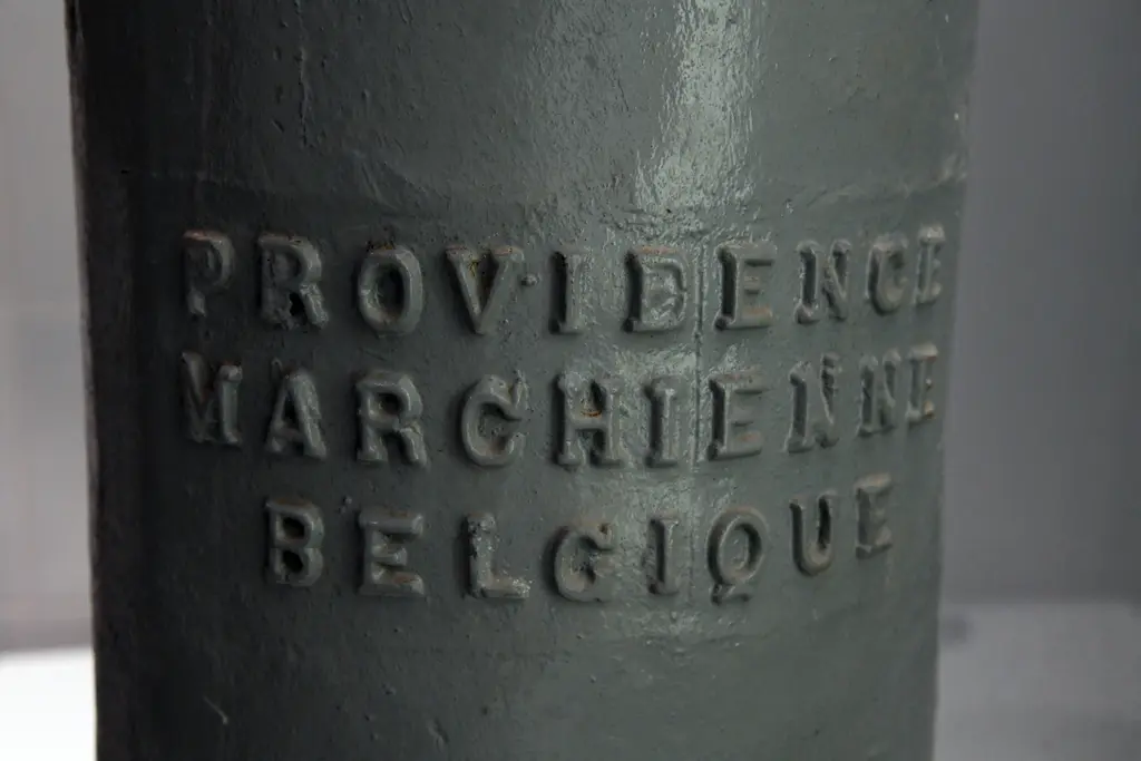 Feshane'de demir sütun; yakından gri boyalı dökme demir gövdede kabartma "Providence Marchienne Belgique" yazısı.