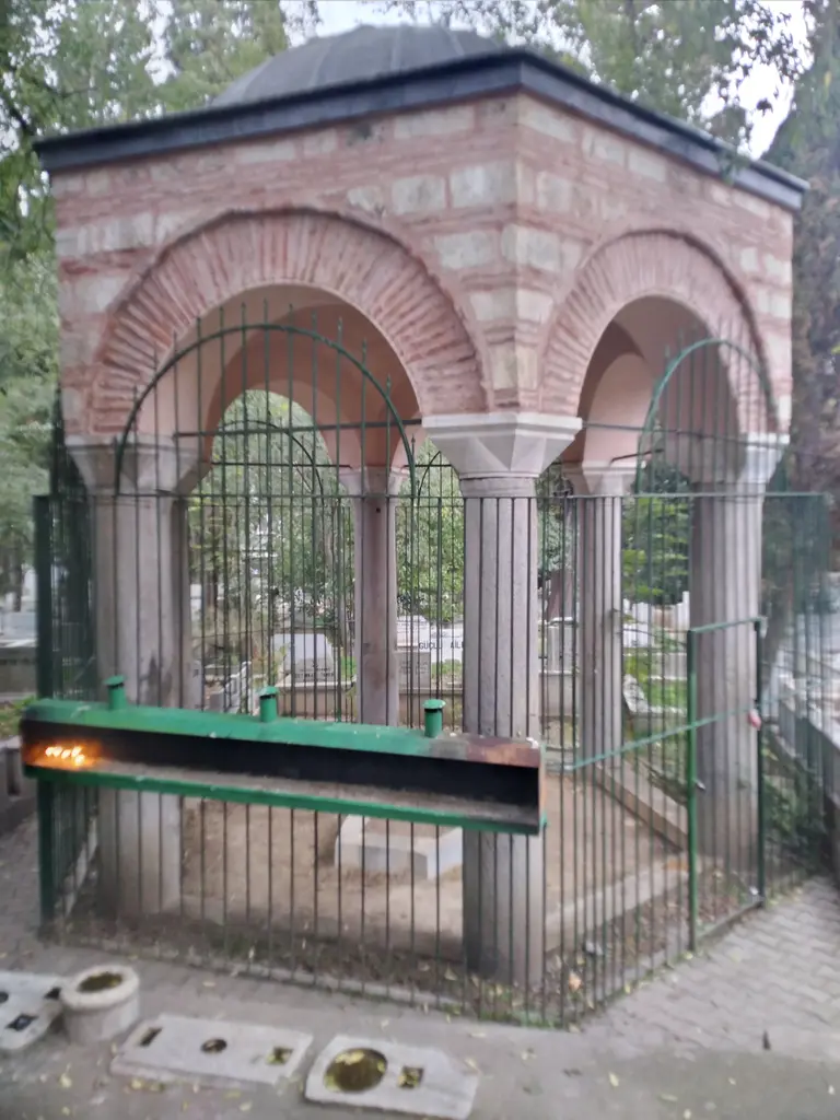 Karacaahmet'te Nişancı Hamza Paşa Türbesi; taş-tuğla sütunlara oturan kemerler, kurşun kubbe ve demir parmaklık.