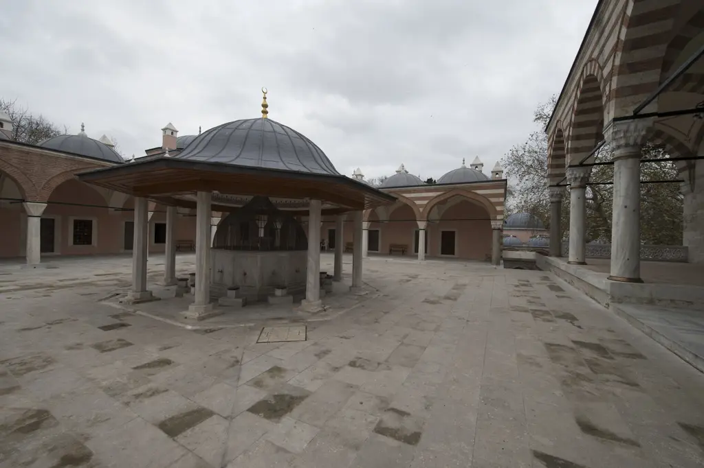 Zal Mahmud Paşa Camii'nin şadırvanı; kurşun kubbeli saçak, mermer sütunlar, taş döşeli avlu ve çevresinde medrese revakları.
