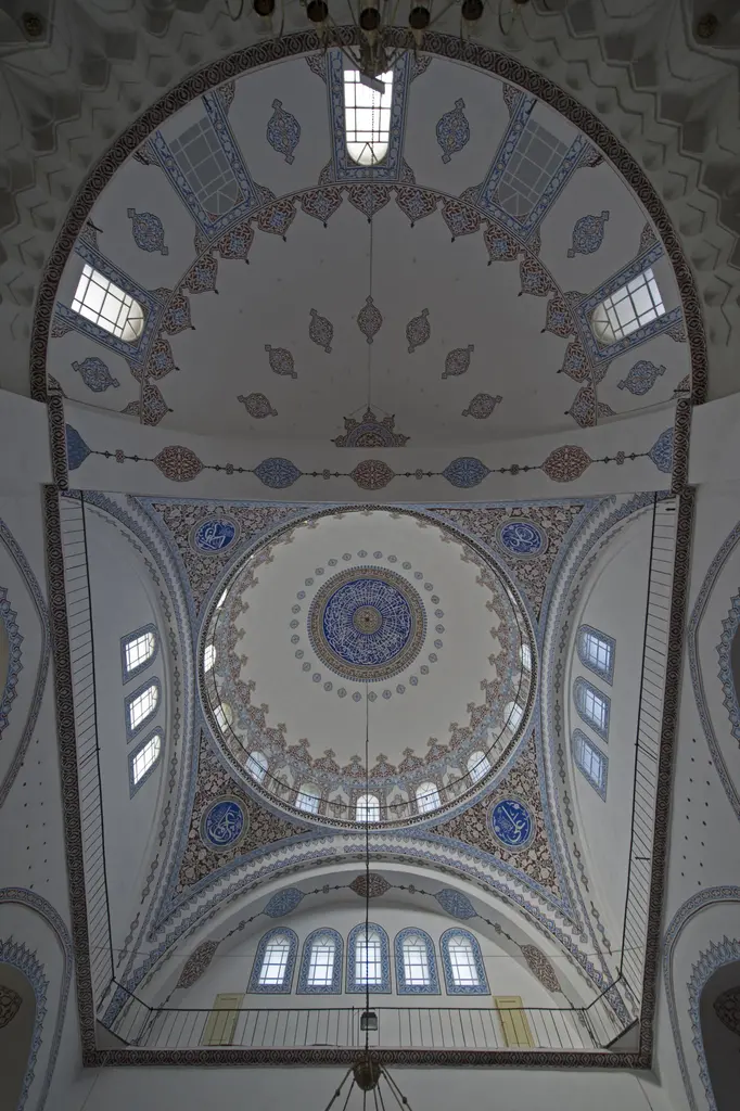 Gazi Atik Ali Paşa Camii'nde yarım kubbe ile ana kubbe alttan; mavi ve kırmızı kalem işleri, sıra pencereler ve kemerler.