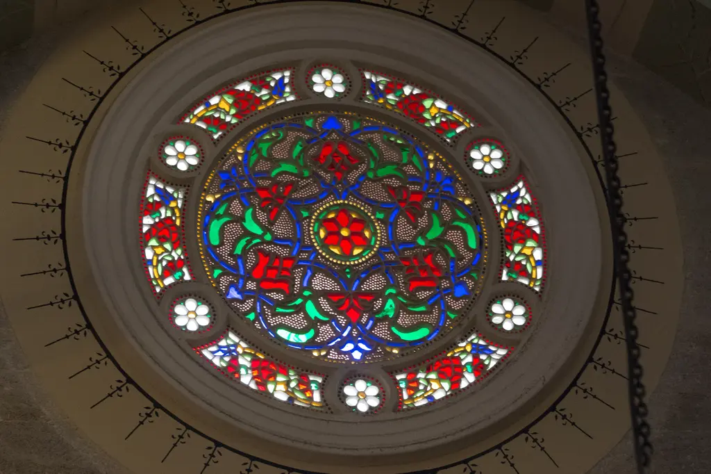 Mihrimah Sultan Camii'nde renkli camlı pencere; yuvarlak çerçeve içinde kırmızı, mavi ve yeşil camlardan rozet.