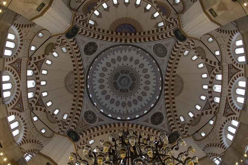 Şehzade Camii'nin kubbesi tam alttan; merkezde rozet, çevresinde ışınsal olarak açılan dört yarım kubbe, pencere halkaları ve kalem işi bordürler.