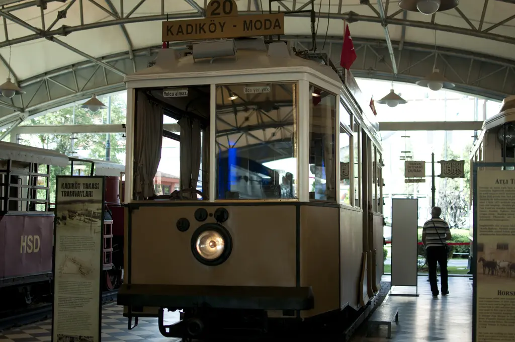 Rahmi Mustafa Koç Müzesi'nde Kadıköy-Moda tramvayı; krem renkli ahşap gövde, üstünde 20 numaralı hat levhası, yanında bilgi panoları.
