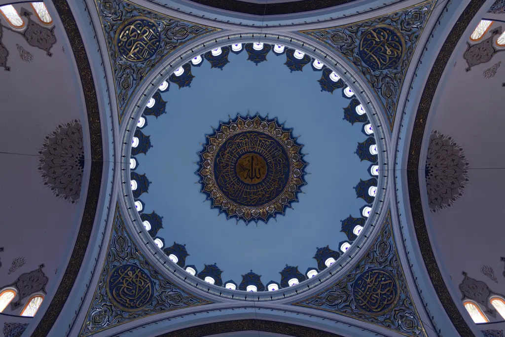 Büyük Çamlıca Camii'nin kubbesi; aşağıdan bakışta mavi ve beyaz desenli merkez, çevresinde pencere halkası.