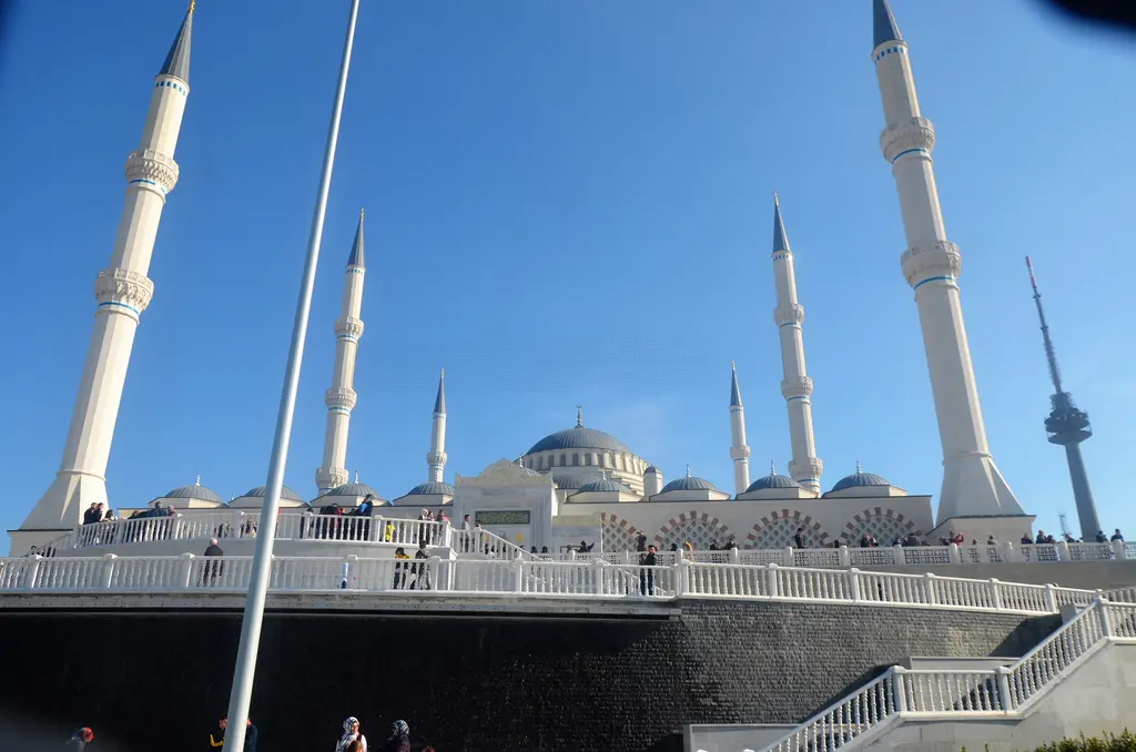 Büyük Çamlıca Camii'nin minareleri; mavi gökyüzüne yükselen ince beyaz minareler, merdivenler ve teras.