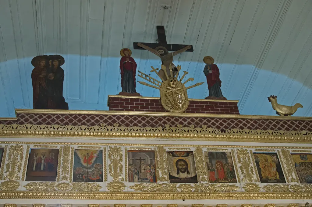 Panayia Balino Kilisesi ikonostasisinin tepesi; çarmıha gerilmiş İsa, iki yanında Meryem ile Yahya figürleri ve altta sıralı küçük ikonalar.