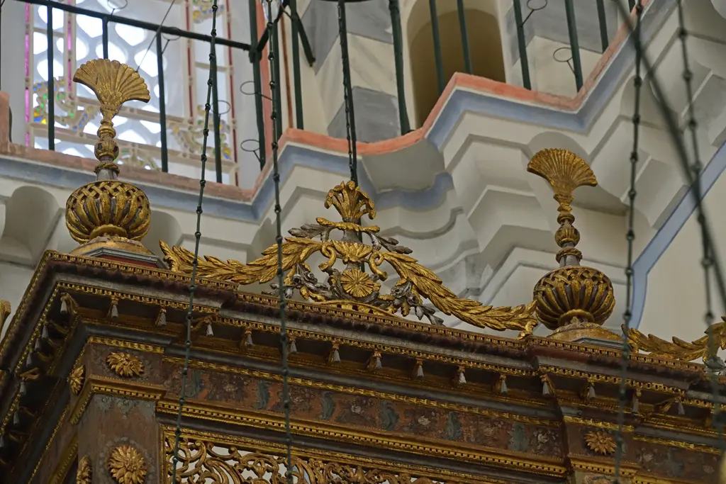 Ayazma Camii'nin hünkâr mahfili; altın yaldızlı ahşap korkuluk, vazo biçimli tepelikler ve arkada kemerli pencere.