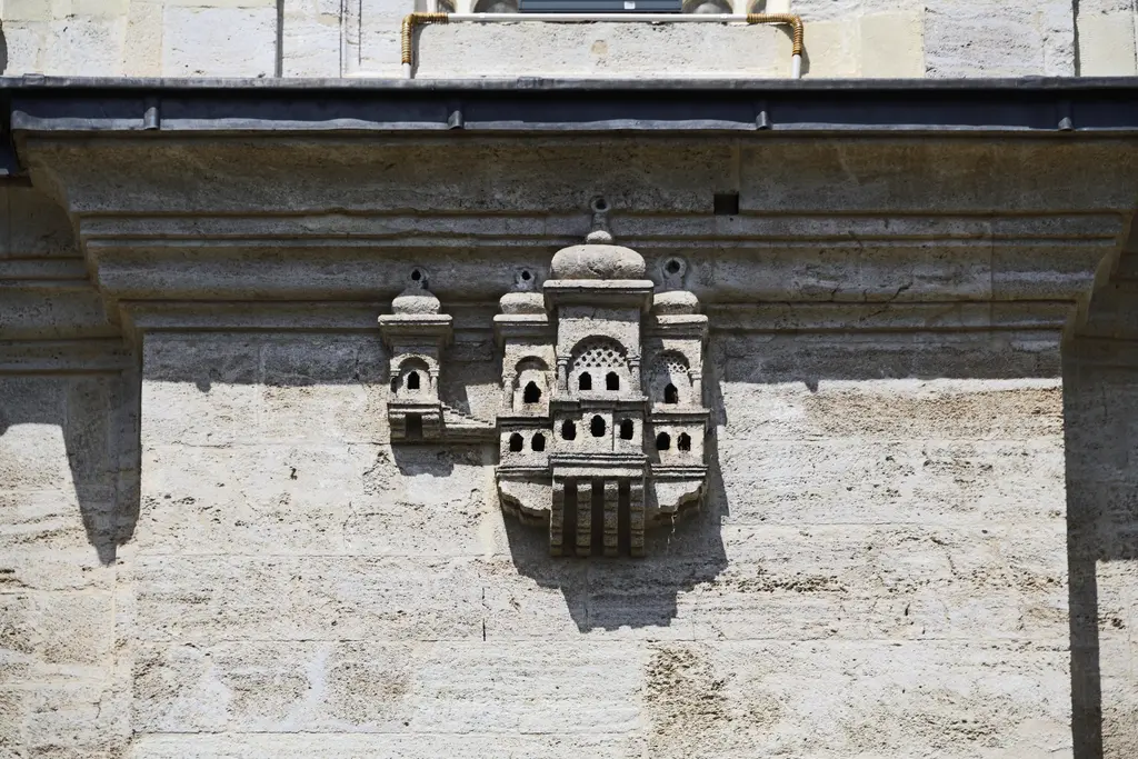 Ayazma Camii'nin dış duvarında kuş evi; düz taş duvara oturtulmuş kubbeli, pencereli minyatür köşk.