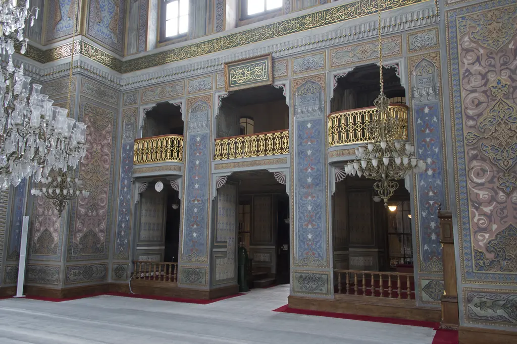 Pertevniyal Valide Sultan Camii'nin içinde galeriler; ahşap korkuluklu mahfiller, kalem işli duvarlar, avize ve kırmızı halı.