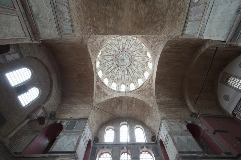 Kalenderhane Camii'nde tavana bakış; ortada bezemeli kubbe, dört yönde tuğla beşik tonozlar ve altta üçlü kemerli pencere grubu.