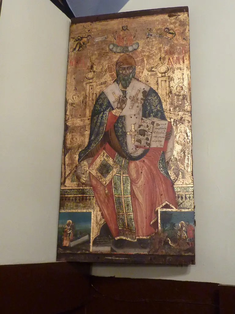 Kanlı Kilise'de büyük ikona; elinde kitap tutan, piskopos giysili ayakta bir aziz, yaldızlı zemin ve alt köşelerde küçük figürler.