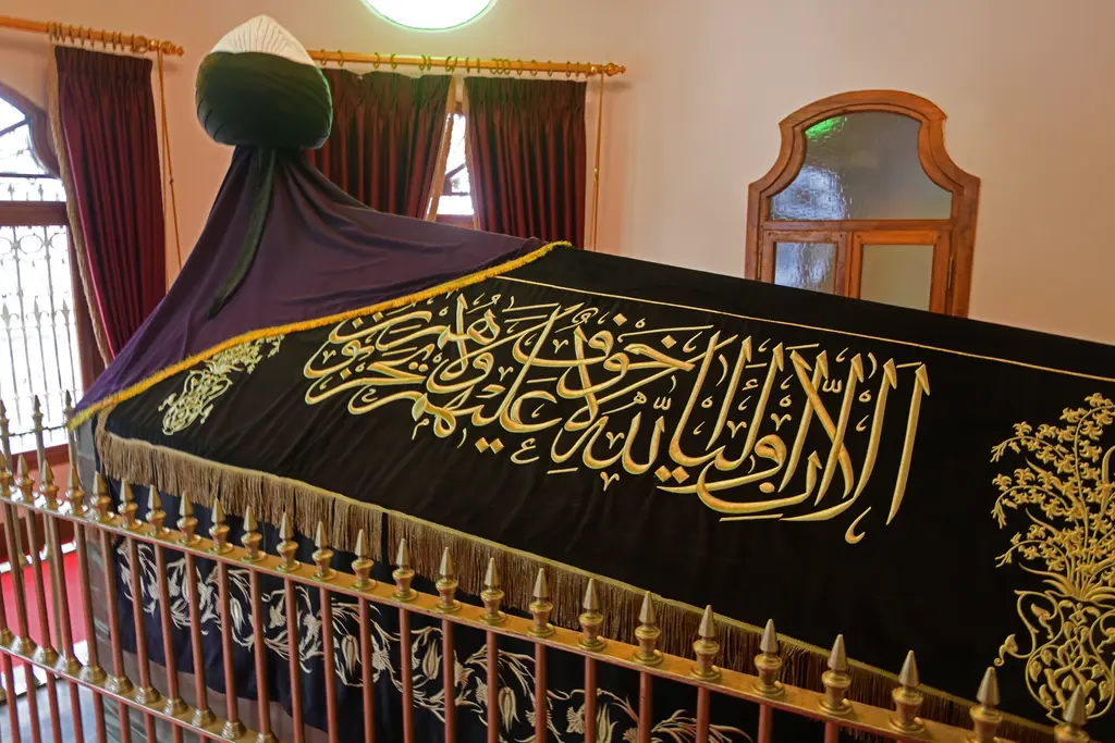 Koca Mustafa Paşa Külliyesi'nde bir sanduka; siyah kadife örtü üzerinde altın sırma yazı ve sünbül motifi, baş tarafında mor kadife kaplı büyük sarık, çevresinde yaldızlı pirinç şebeke.