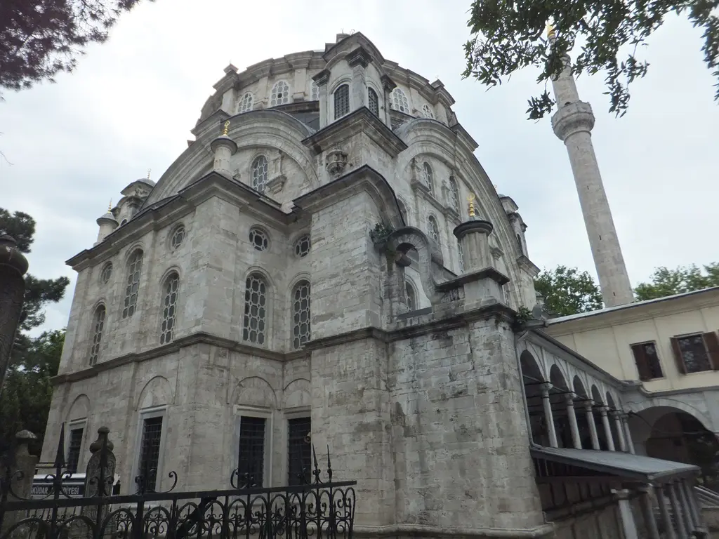 Selimiye Camii'nin yan cephesi; yüksek taş gövde, revaklı yan galeri, köşe kulesi ve arkada yükselen minare.