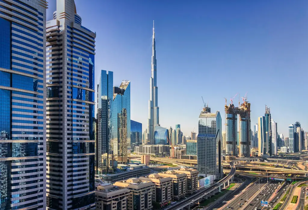 Dubai'de Burç Halife; gökyüzüne uzanan dünyanın en yüksek binası ve çevresindeki Downtown gökdelenleri, akşam ışığında.