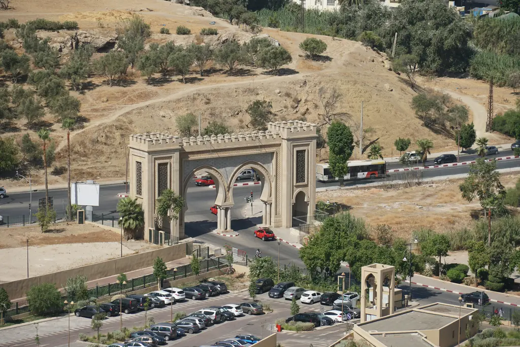 Fes'te Bab Bou Jeloud (Mavi Kapı); çini kaplı görkemli kemerli şehir kapısı ve arkasındaki medina.