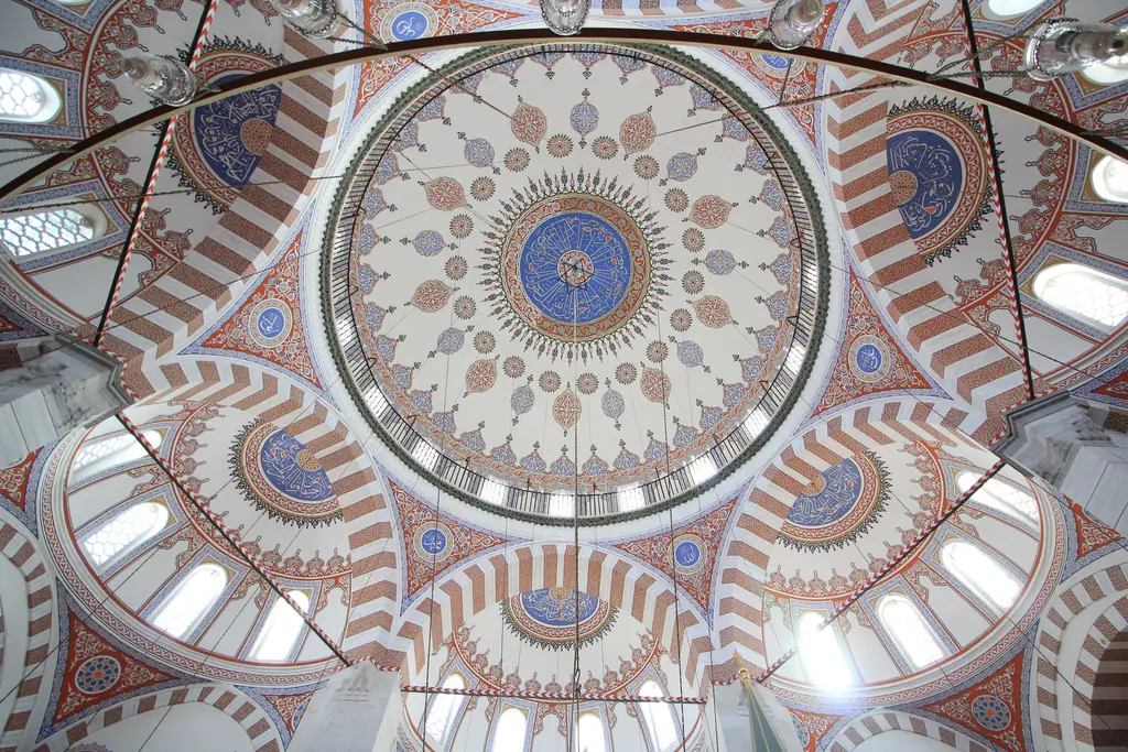 Atik Valide Camii'nin kubbesi; kalem işli merkezî kubbe, çevresinde yarım kubbeler ve pencereler.