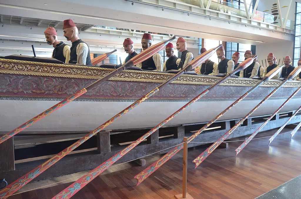 İstanbul Deniz Müzesi'nde saltanat kayığı ve kürekçi mankenleri; fesli ve yelekli mankenler, uzun kürekler ve süslü gövde.