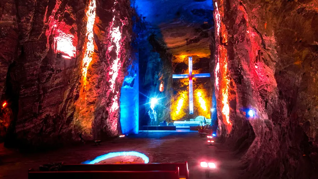 Zipaquirá Tuz Katedrali; tuz kayasının içine oyulmuş yeraltı galerisi, mavi ışıkla aydınlatılan dev haç ve kaya sütunları.