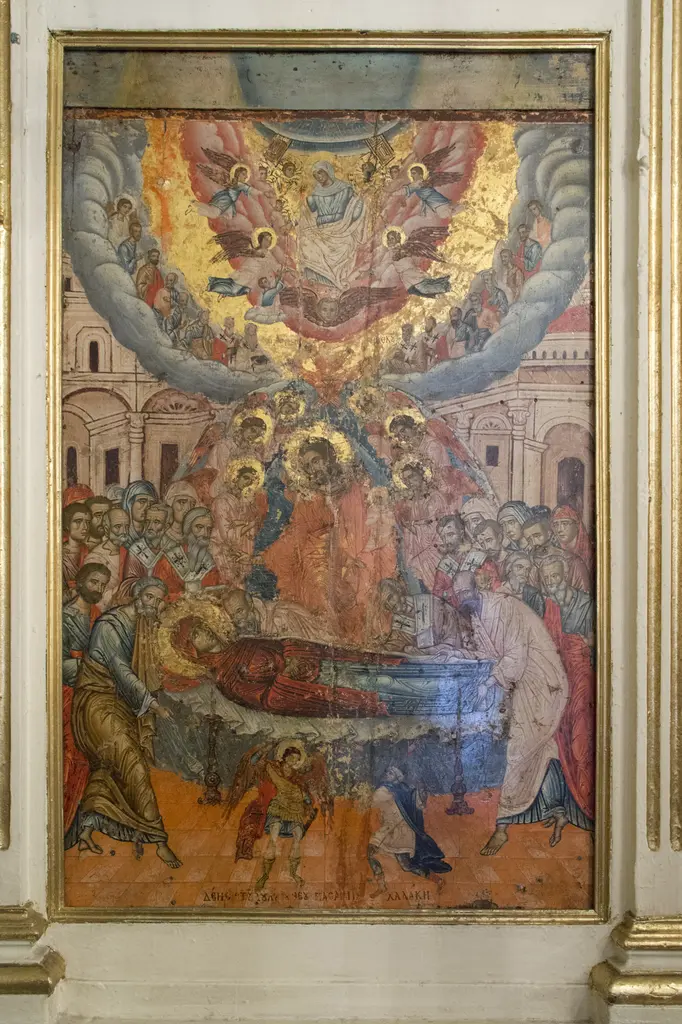 Panayia Balino Kilisesi'nde Meryem'in Uykusu ikonası; altın ve kırmızı tonlarda yatakta Meryem, havariler ve üstte melekler.